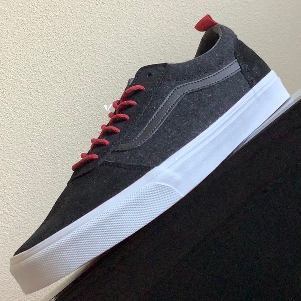 Vans “Off the Wall” sneakers
